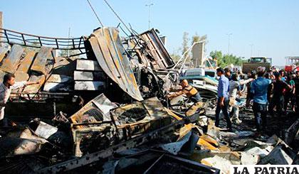 Restos del camión bomba que explotó en Hila, al sur de Bagdad /galiciae.com