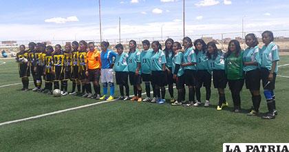 Los equipos de The Strongest y Deportivo Cáliz antes del cotejo final