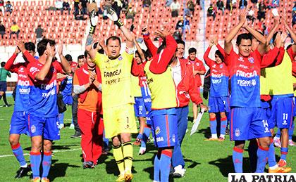 Alegría en los jugadores de Universitario por el triunfo en Potosí /APG
