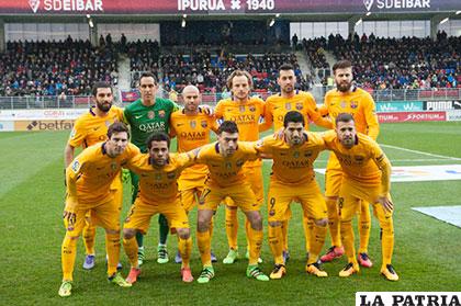 El plantel de jugadores de Barcelona antes de jugar ante Eibar /AS.COM