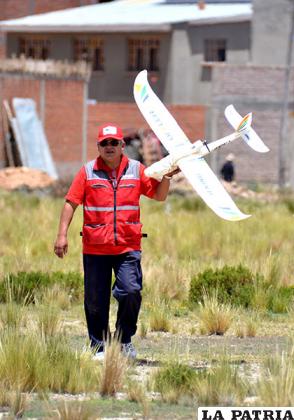 Paricollo junto a su aeroplano tras estrellarse
