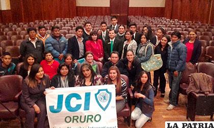 Integrantes del JCI Oruro, tras la firma del convenio