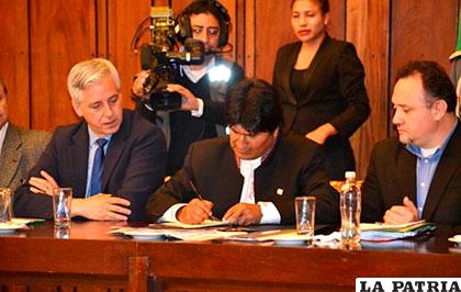 Presidente Evo Morales, promulga  el plan de desarrollo /Noticiasfides.com