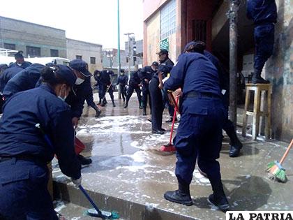 Guardias municipales limpian el mercado Bolívar