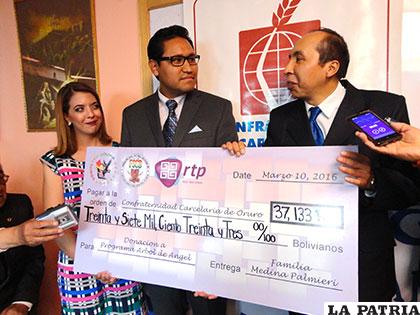 La familia Medina entrega el cheque simbólico  de la donación que realizaron