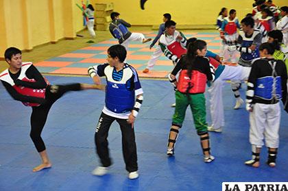 Los deportistas del taekwondo se alistaron convenientemente