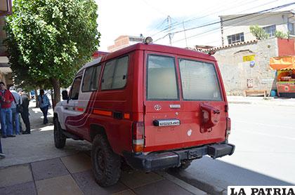 Vehículo policial de la división Homicidios que transportó el cuerpo sin vida