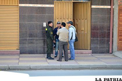 Policías conversan con familiares tras hacer el descubrimiento