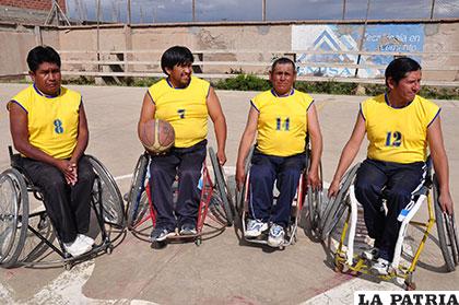 Deportistas dedicados al básquetbol sobre silla de ruedas