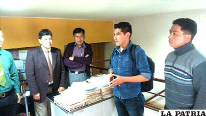 Trabajadores de la Caja junto al ejecutivo reelecto Diego Medina segundo de la izquierda /CNS