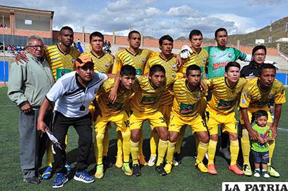 El plantel de jugadores de EM Huanuni