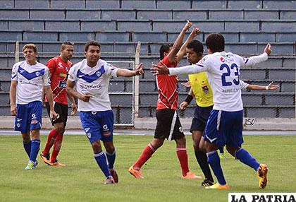 Ovando y Rivera celebran el gol que anotó Andaveris /APG