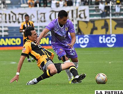 Pérez y Toco en la disputa de la pelota /APG