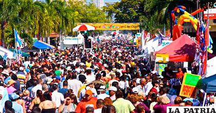 Congregación de personas en el populoso barrio de la Pequeña Habana de Miami /cibercuba.com