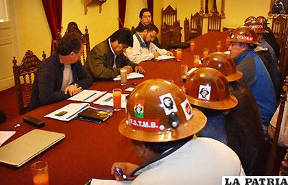 El Presidente Morales se reunió con los mineros de la Fstmb en Palacio de Gobierno /APG
