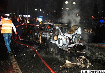 Así quedó el coche, tras su explosión