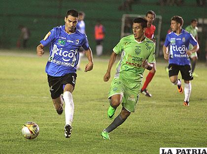 Leandro Ferreira tiene la pelota ante la marca de Rolando Ribera