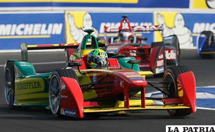 El piloto brasileño Lucas di Grassi en plena competencia