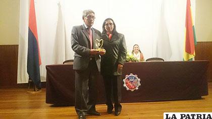 El presidente del club Economía Augusto Vela recibe la distinción