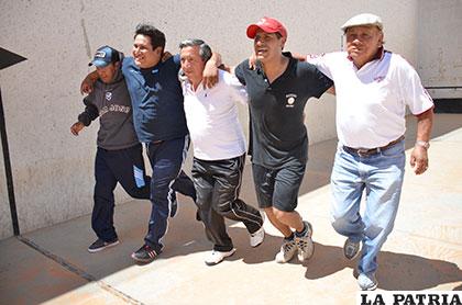 Vuelta olímpica de Claudio Ticona junto a sus seguidores 