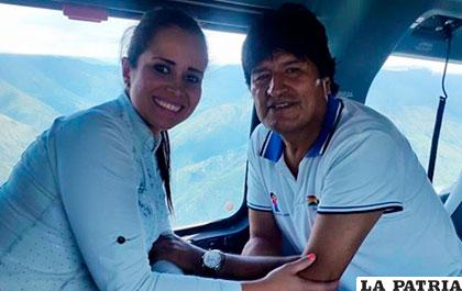 Susana Vaca junto a Evo Morales en un helicóptero /Foto: Facebook