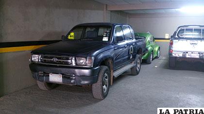 Camioneta bloquea a otro vehículo en el parqueo