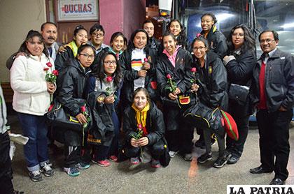 Integrantes del Club Alemán, anoche, antes de partir a Quillacollo