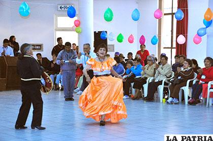Adultas Mayores bailan en homenaje al Día del Padre
