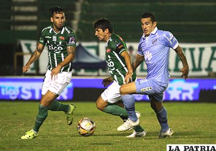 Raldes, capitán de Oriente Petrolero con el balón /APG