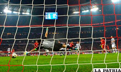 Buffon nada puede hacer para evitar la caída de su arco