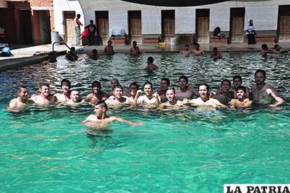 Los jugadores de San José en la piscina del balneario de Obrajes