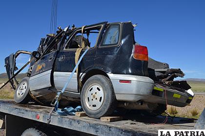 Totalmente destrozado quedó el vehículo del profesor