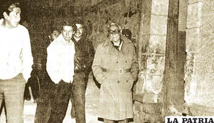 El director Enrique Miralles junto al jefe de Redacción, Edmundo Rocabado, en 1920 inspecciona los daños ocasionados por un dinamitazo