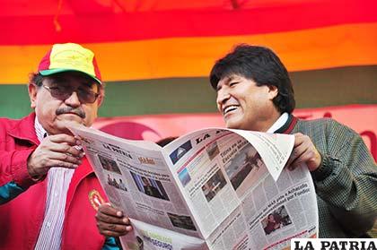 Edgar Bazán, alcalde de Oruro, junto al Presidente, Evo Morales, viendo la cobertura deportiva en la edición de LA PATRIA