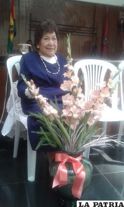 Emma Puña viuda de Dupleich junto a uno de sus arreglos florales