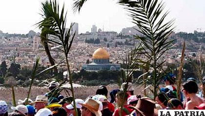 Un grupo de fieles recrea la entrada de Jesucristo en la ciudad de Jerusalén
