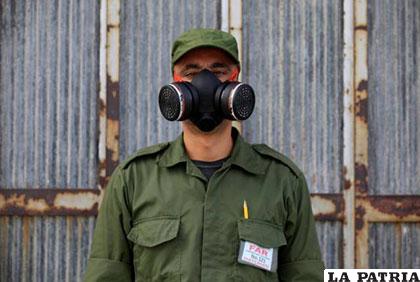Un reservista cubano trabaja en tareas de fumigación contra el mosquito Aedes Aegypti