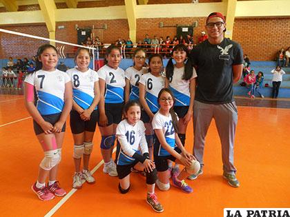 América Vidal cosechó un triunfo en el voleibol Mini niñas