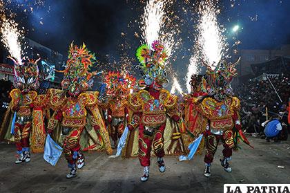 Presentación de la Diablada Artística Urus en el Carnaval 2016
