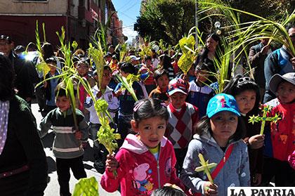 Niños participaron de la procesión de Domingo de Ramos