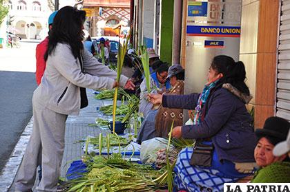 Gran cantidad de vendedoras de palmas se apostaron en cercanías de diferentes templos