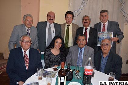 Parados: Sr. Enrique Suaznábar, Sr. Marcelo Miralles Bová, Dr. Marcio Ortiz Rioja, Lic. Juan Laura, Arq. Fernando Dehene Franco. Sentados: Sr. Teófilo Suaznábar, Sra Verónica Cambero de Ortiz, Dr. Francisco Torrico Moreira, Pdsta. Jorge Lazzo Quinteros