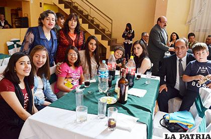 Paradas: Lic. Ximena Miralles Iporre, Sra. Miriam Iporre 
de Miralles. Sentados: Leticia Delgado Miralles, Daniela Miralles Zenteno, Alexia Miralles Zenteno, Mariela Miralles Marca, Pablito Gordillo Bedregal, Diana Bedregal Miralles, Lic. Marcelo Miralles Iporre, Paolo Marcelo Miralles Zenteno