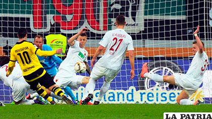 La acción del partido en el cual venció el Dortmund al Augsburgo (1-3)