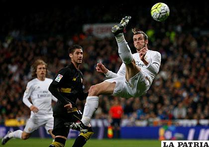 Gareth Bale remata el balón, fue autor del tercero