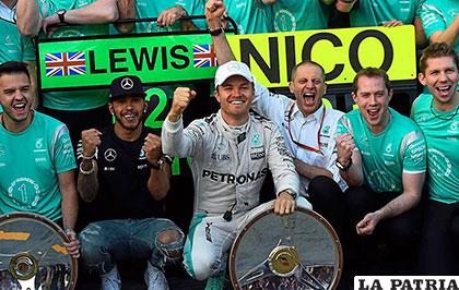 Nico Rosberg celebra el triunfo junto a su equipo