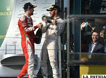 Lewis Hamilton en el podio, terminó segundo en el Gran Premio de Australia