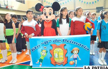 Estudiantes del Bethania participan en la inauguración del año deportivo