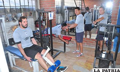 Los porteros Felipe Gomes y Juan Carlos Robles durante el entrenamiento