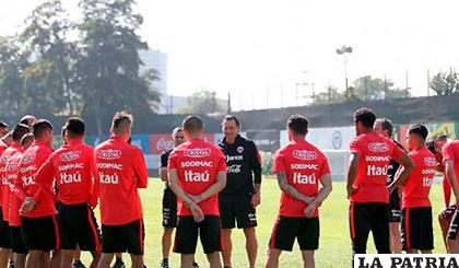 Solo doce jugadores en el primer día de trabajo de la selección chilena